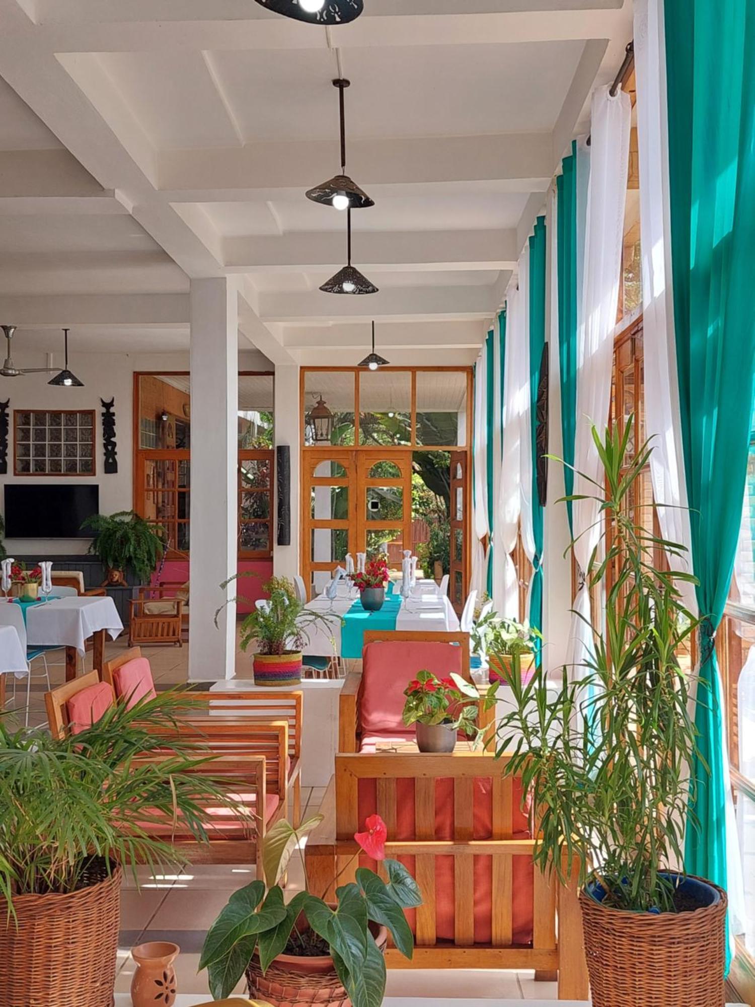 Island Continent Hotel Ivato  Екстериор снимка