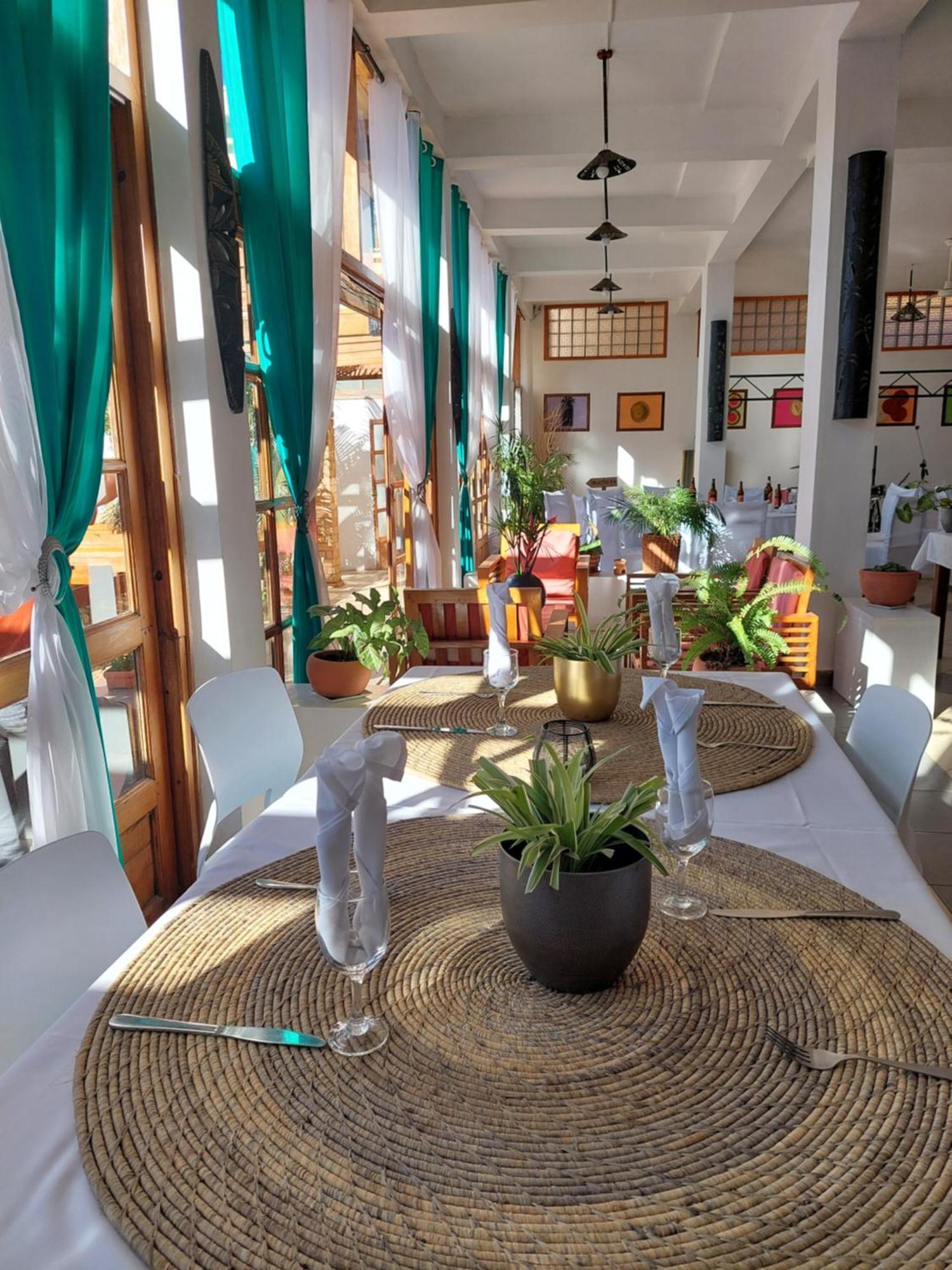 Island Continent Hotel Ivato  Екстериор снимка