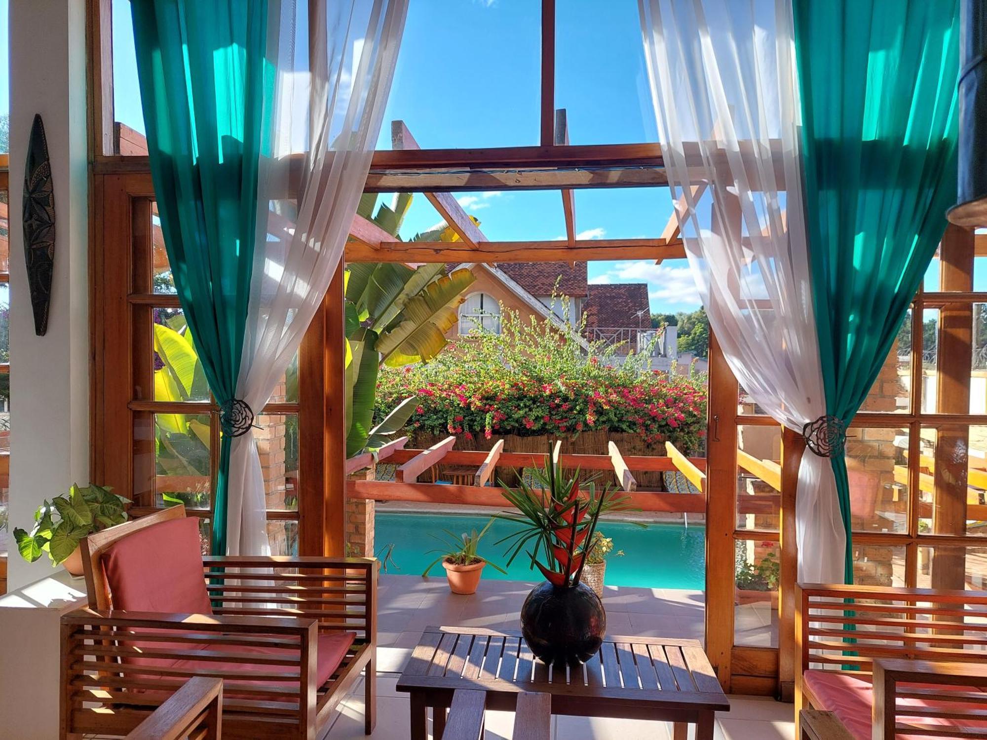 Island Continent Hotel Ivato  Екстериор снимка
