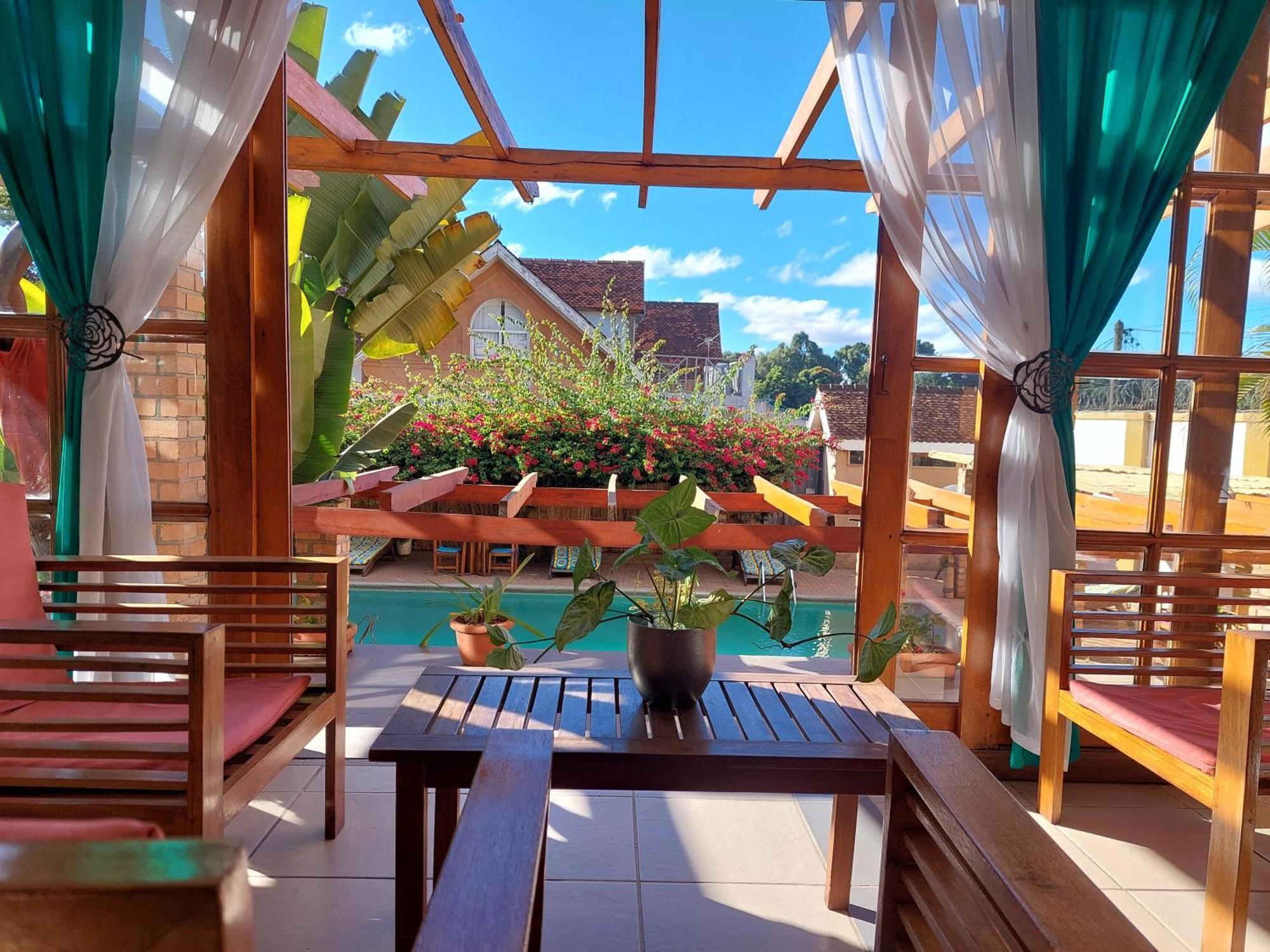 Island Continent Hotel Ivato  Екстериор снимка