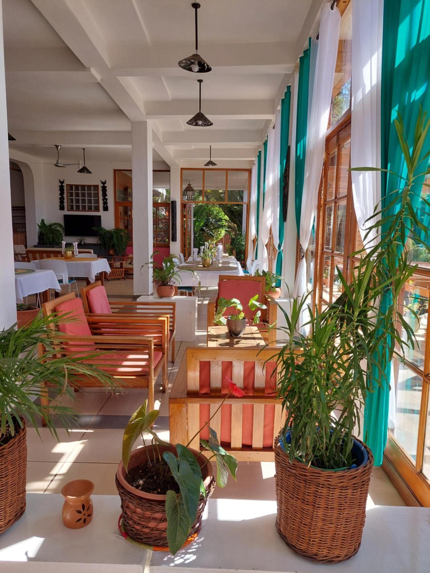 Island Continent Hotel Ivato  Екстериор снимка