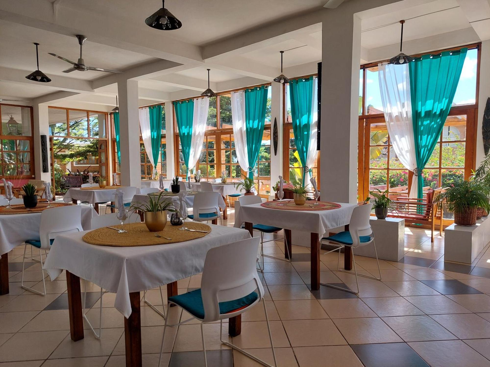 Island Continent Hotel Ivato  Екстериор снимка