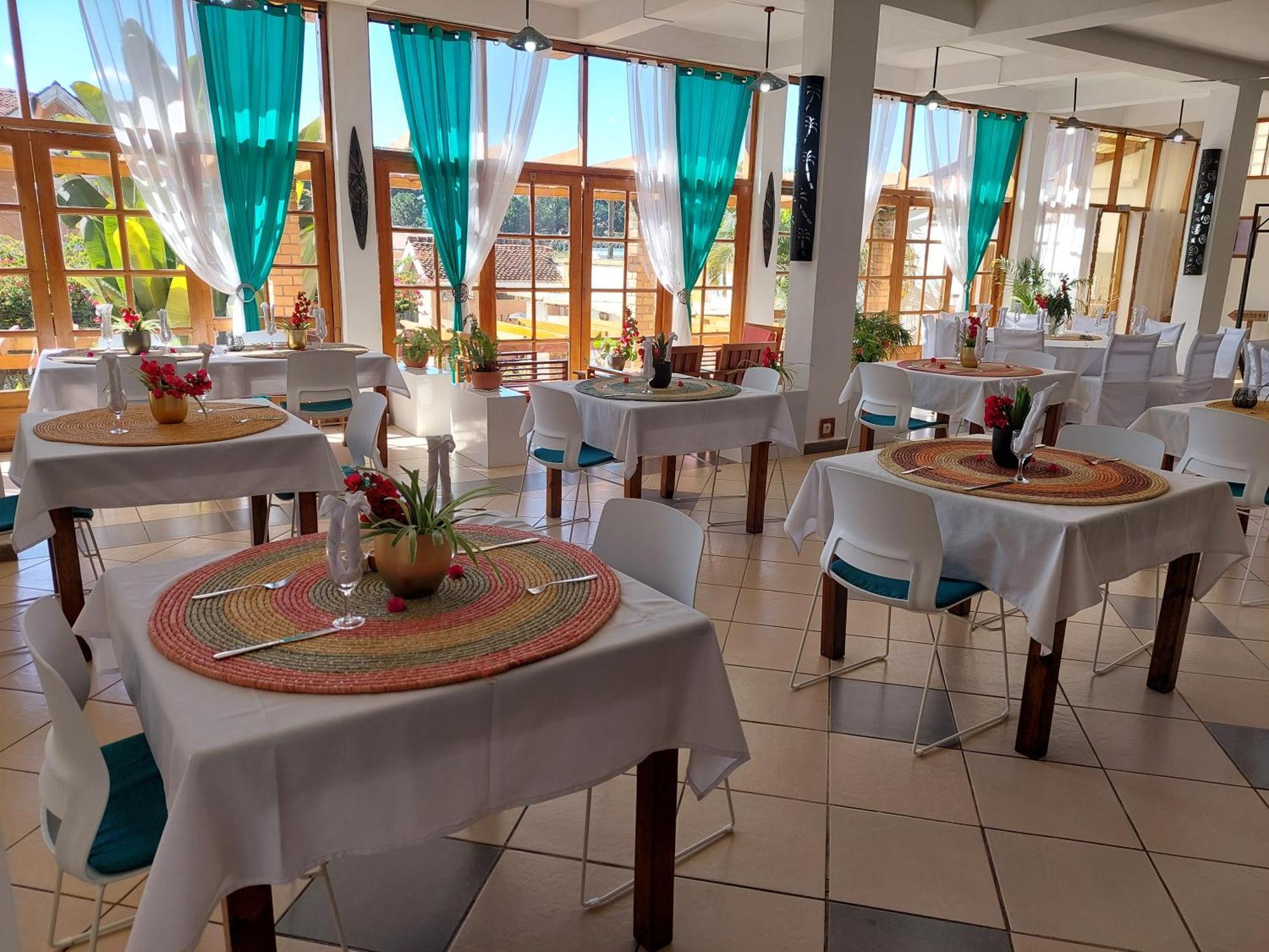 Island Continent Hotel Ivato  Екстериор снимка