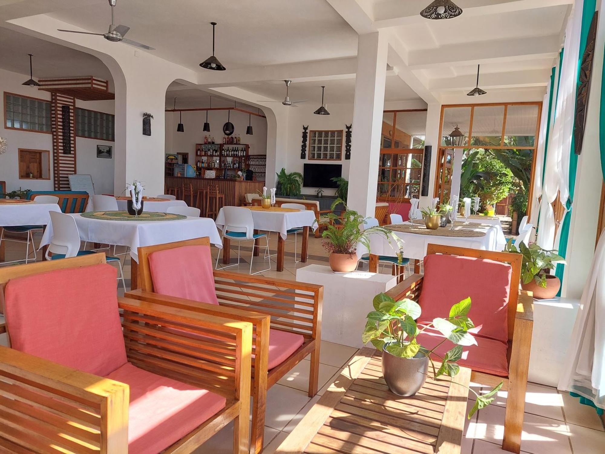Island Continent Hotel Ivato  Екстериор снимка