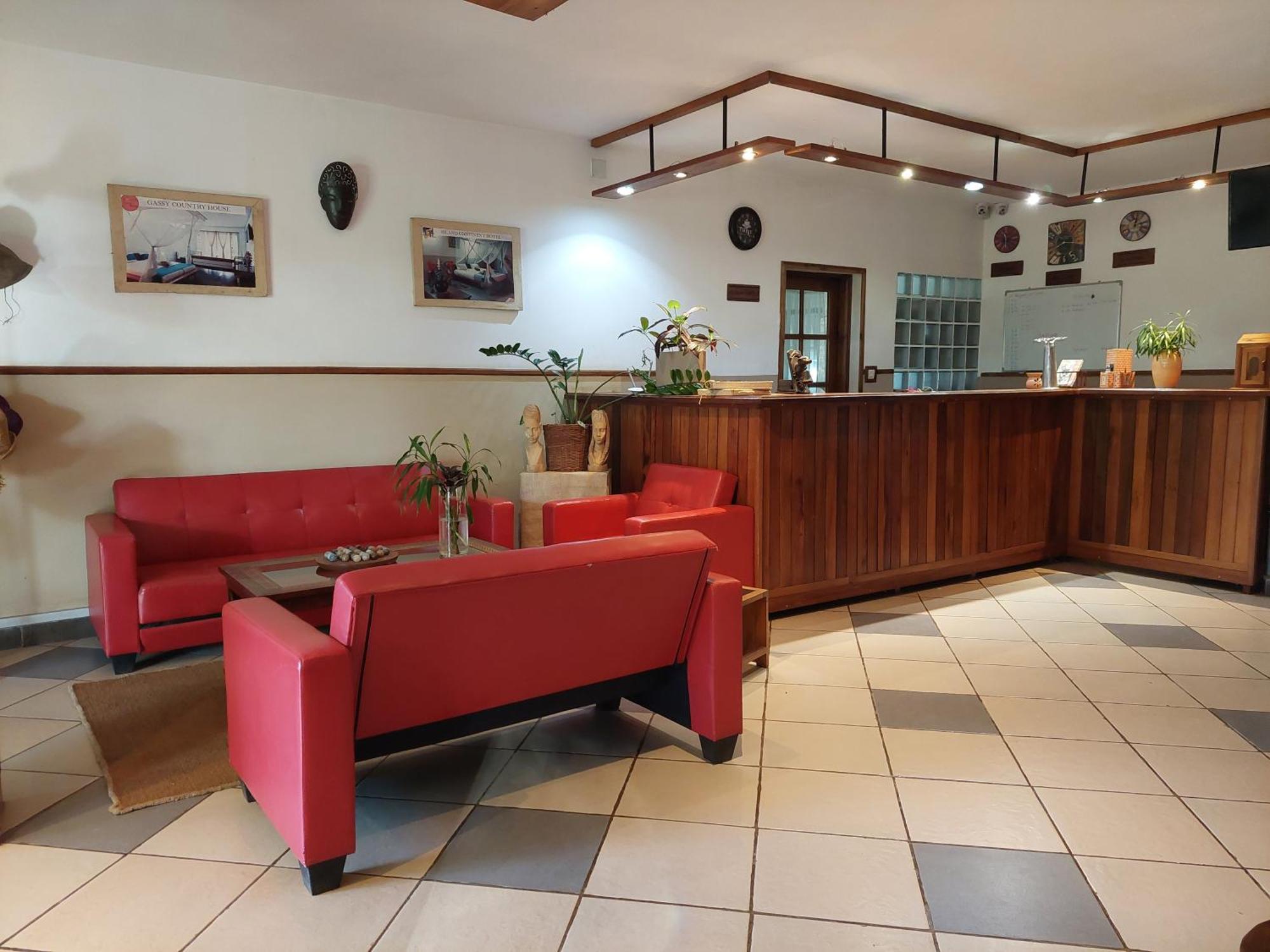 Island Continent Hotel Ivato  Екстериор снимка